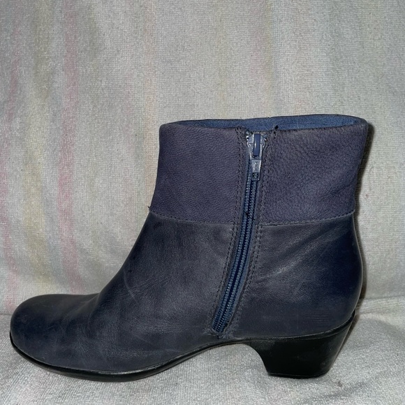 Women’s: Clarks Zip Up leather boots (Size: 7 Medium Width) - Picture 4 of 7